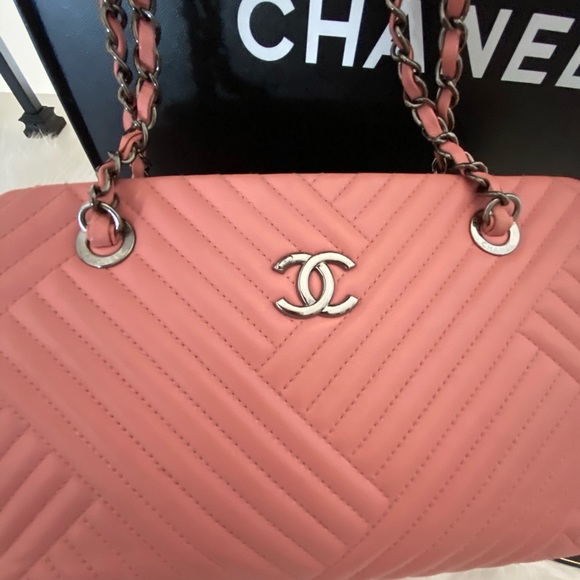 💕TRADE💕 Lambskin Chevron Leather Surpique Pink Chain Tote - Picture 6 of 13